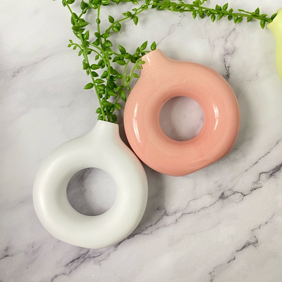 Ceramic donut vase—peachy pink gloss finish - Picture 3 of 4